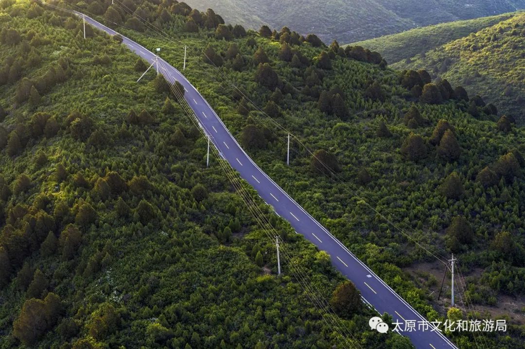 山西太原：天龙山公路成生态游打卡目的地