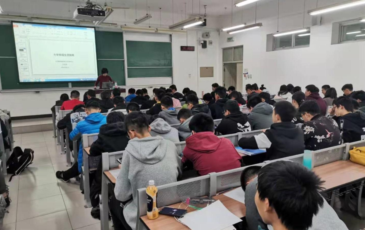 大学生每月生活费给多少？1500够不够？听听辅导员怎么说