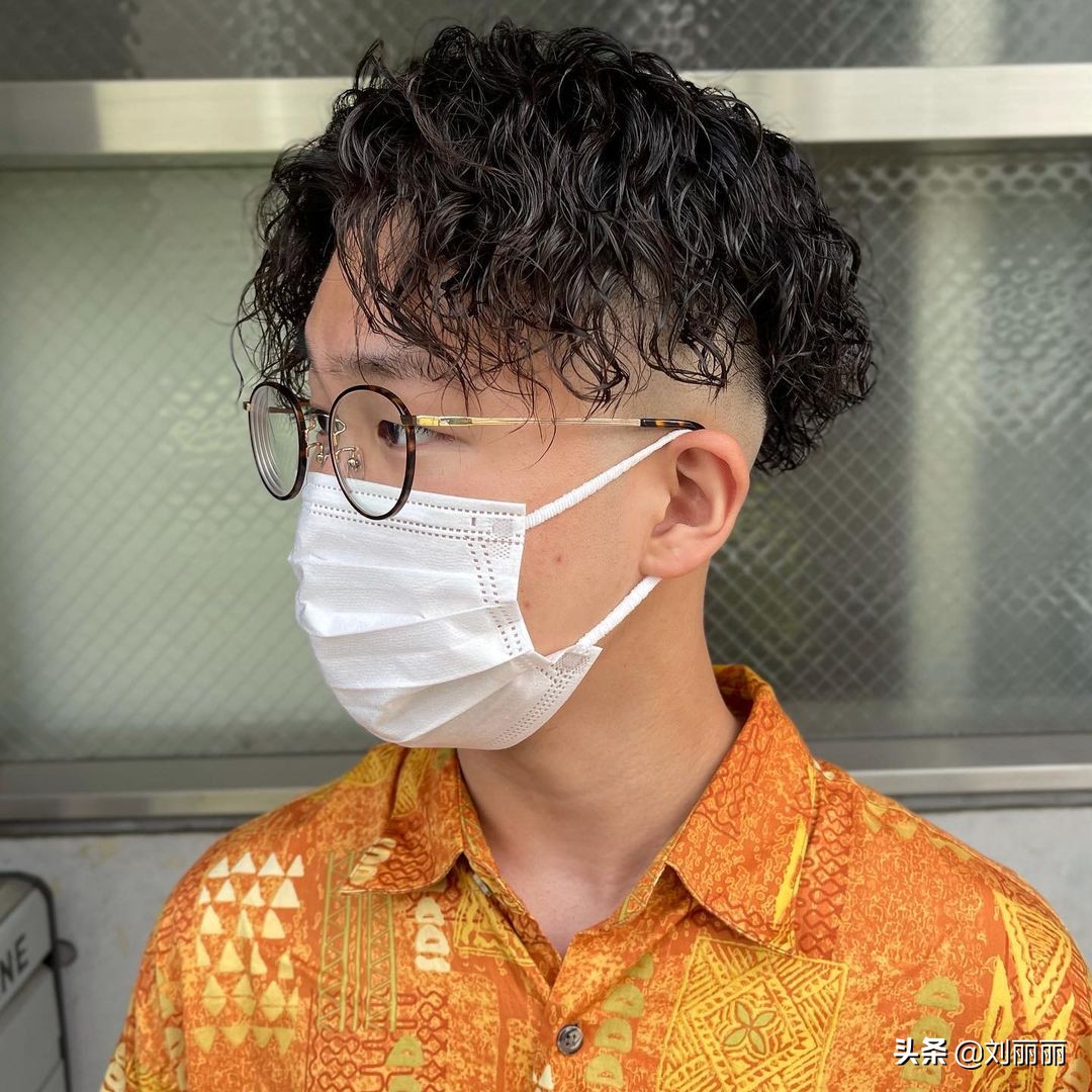 男士发型怎么剪才帅气？两侧推短三七分不连接，效果都不错