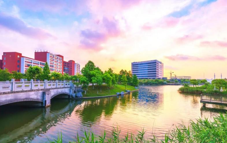 人民日报报道！这5位大学生毕业后直接进入华为、腾讯等，来自同所大学！