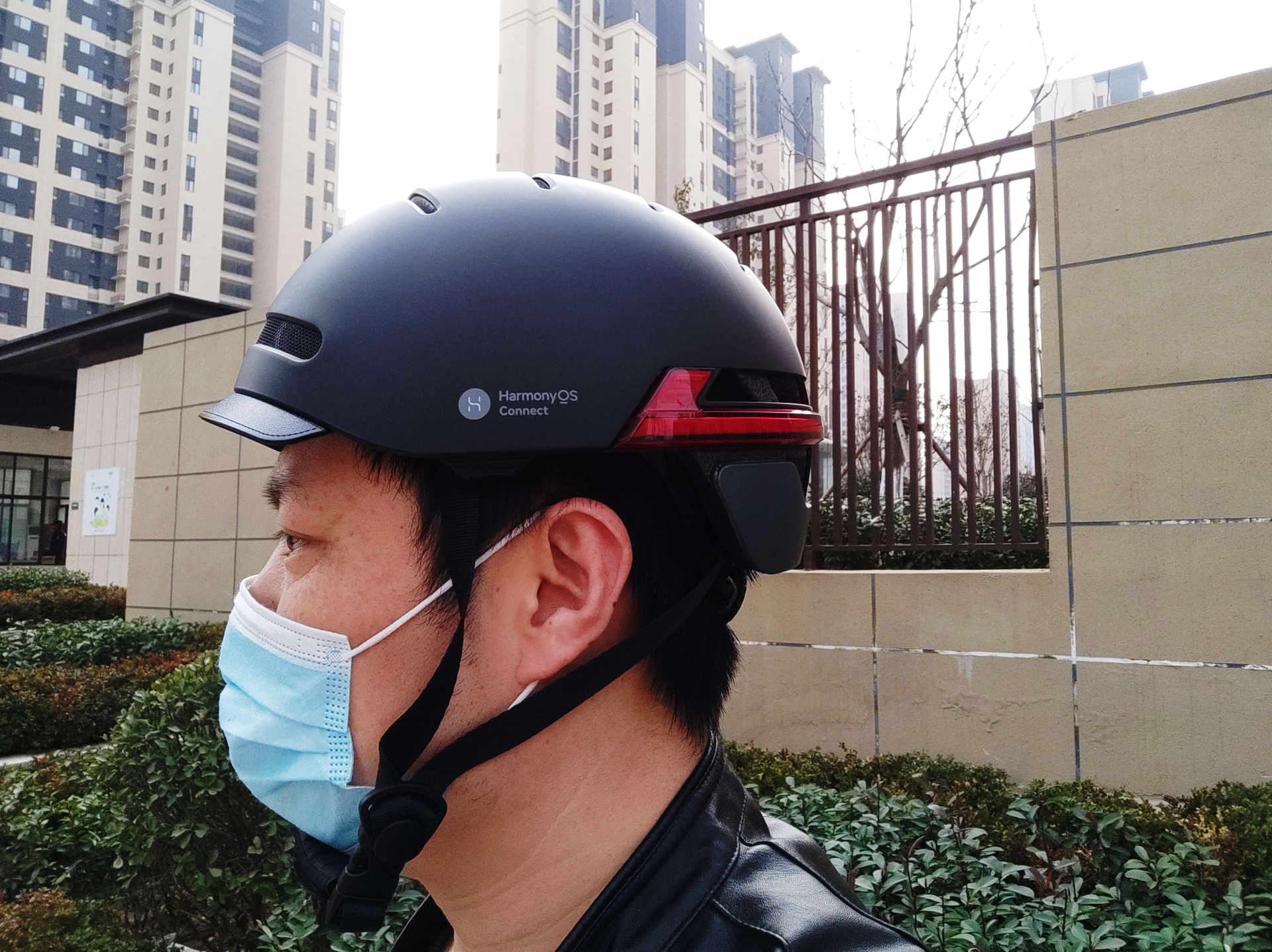 让骑行更智能更安全！“支持鸿蒙智联”的智能骑行头盔佩戴体验