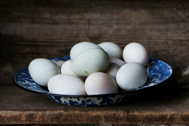 腌咸鸭蛋还得老方法，不泡盐水不裹黄泥，半个月腌好起沙又流油