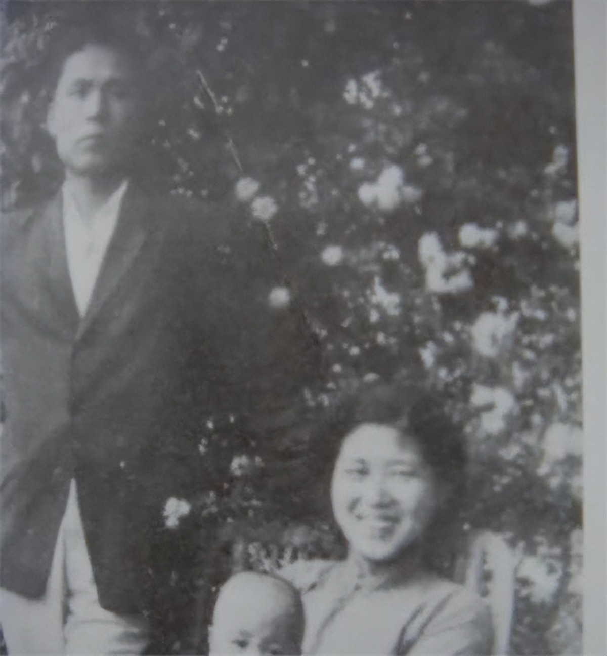 女儿刚刚夭折，丈夫就迷上貌美校花，妻子成全，他却牵挂妻子一生