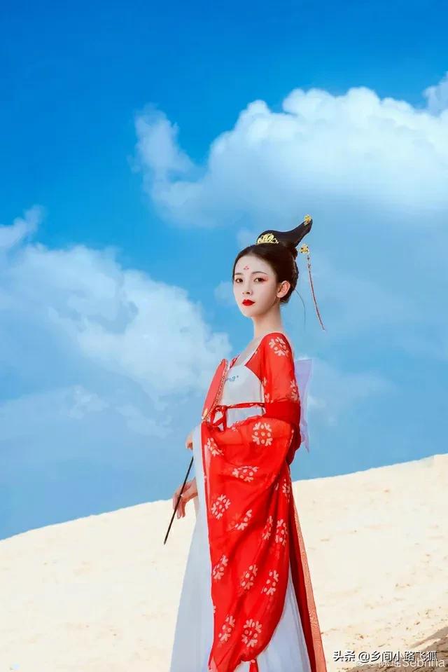 陈瑶晒古风美照庆出道七周年 高发髻眉间点花钿梦回飞鸾