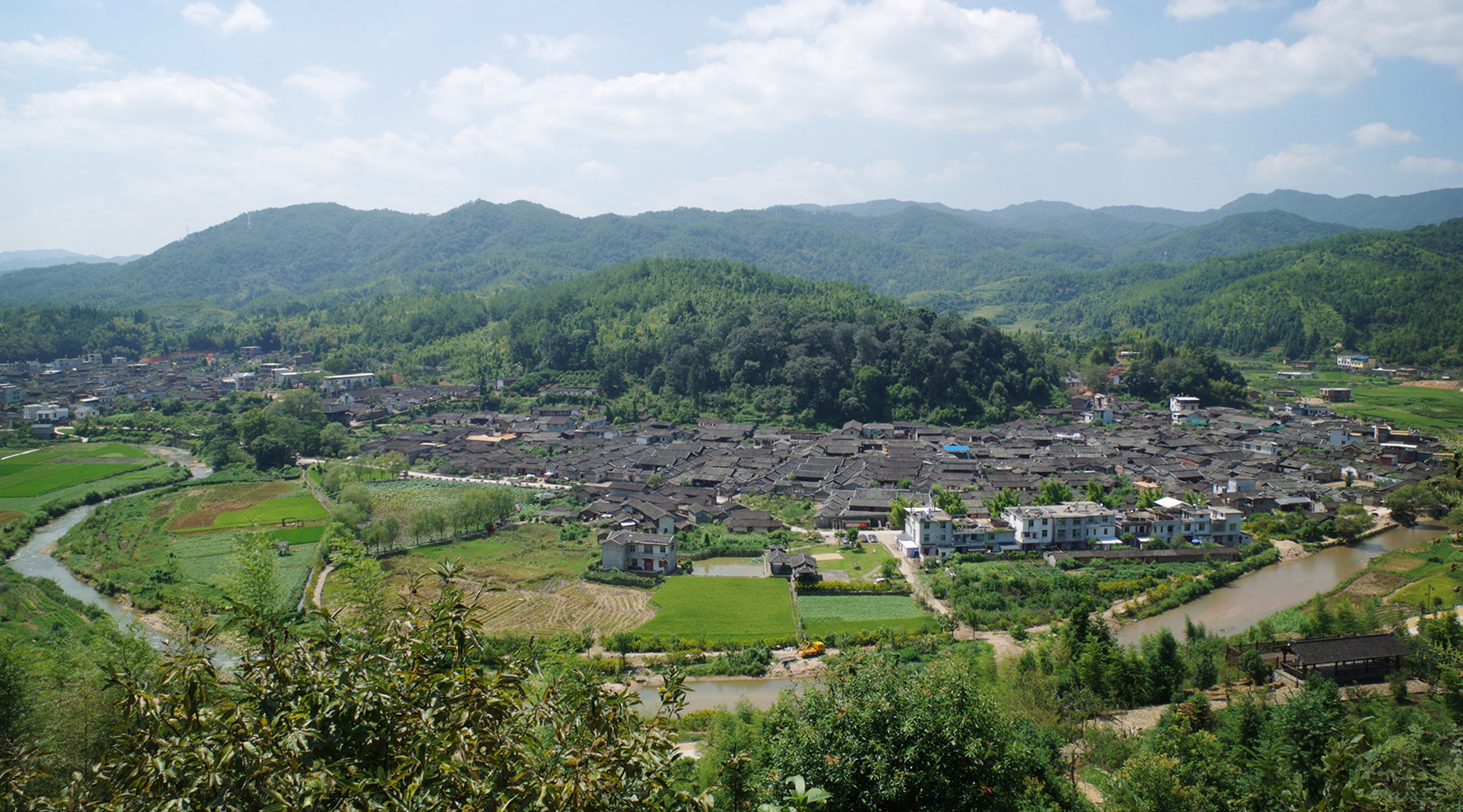 福建龙岩的培田村，历经800年仍保存完整，藏风聚水的风水宝地