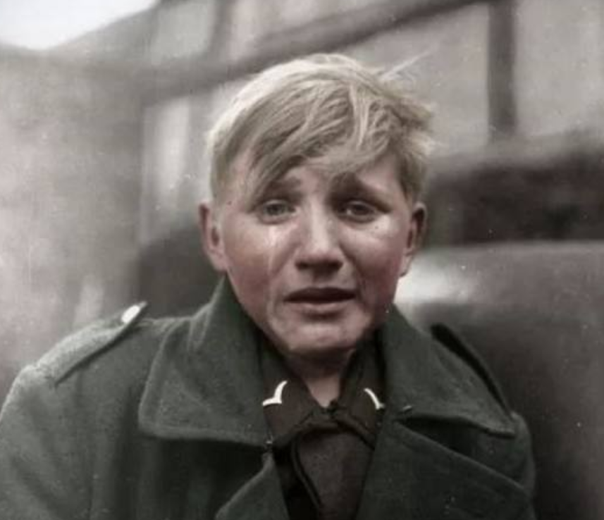 二战中希特勒有多残暴？送上万未成年孩子上战场，被俘后痛哭求饶