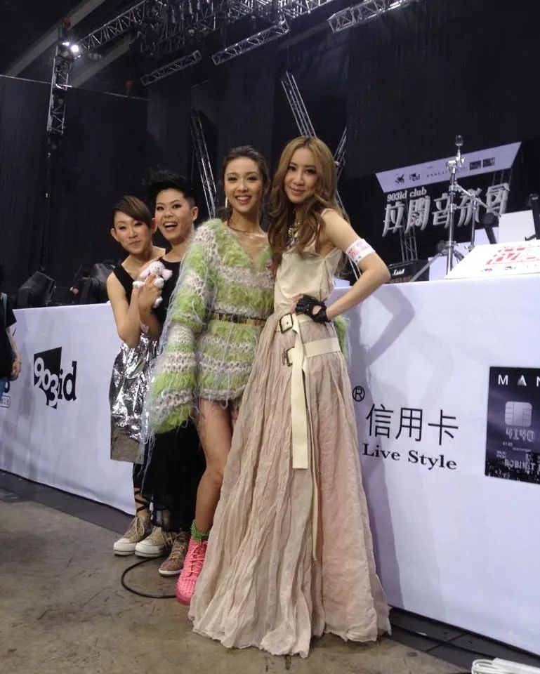 35岁歌手官宣三胎！巅峰期闪婚嫁初恋，神仙爱情感动网友：要幸福