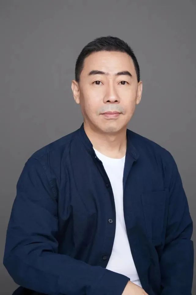 款款翩翩，不疑春深画中