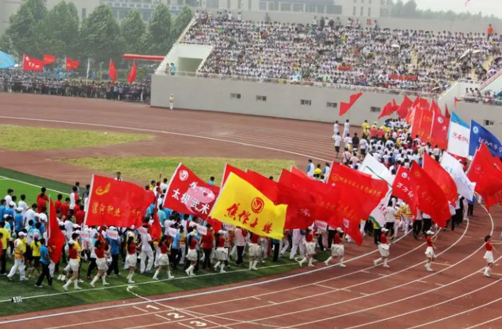 大学生运动会，女生5000米跑累到虚脱，而结局令人感动更值得钦佩