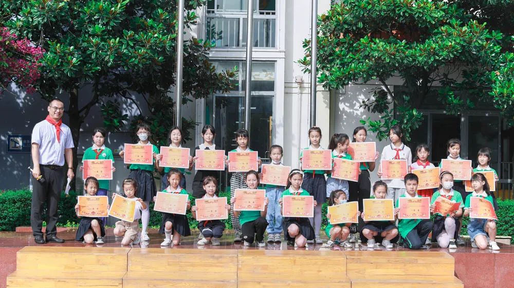 双流区迎春小学举行第七届校园足球班级联赛暨啦啦操比赛颁奖仪式