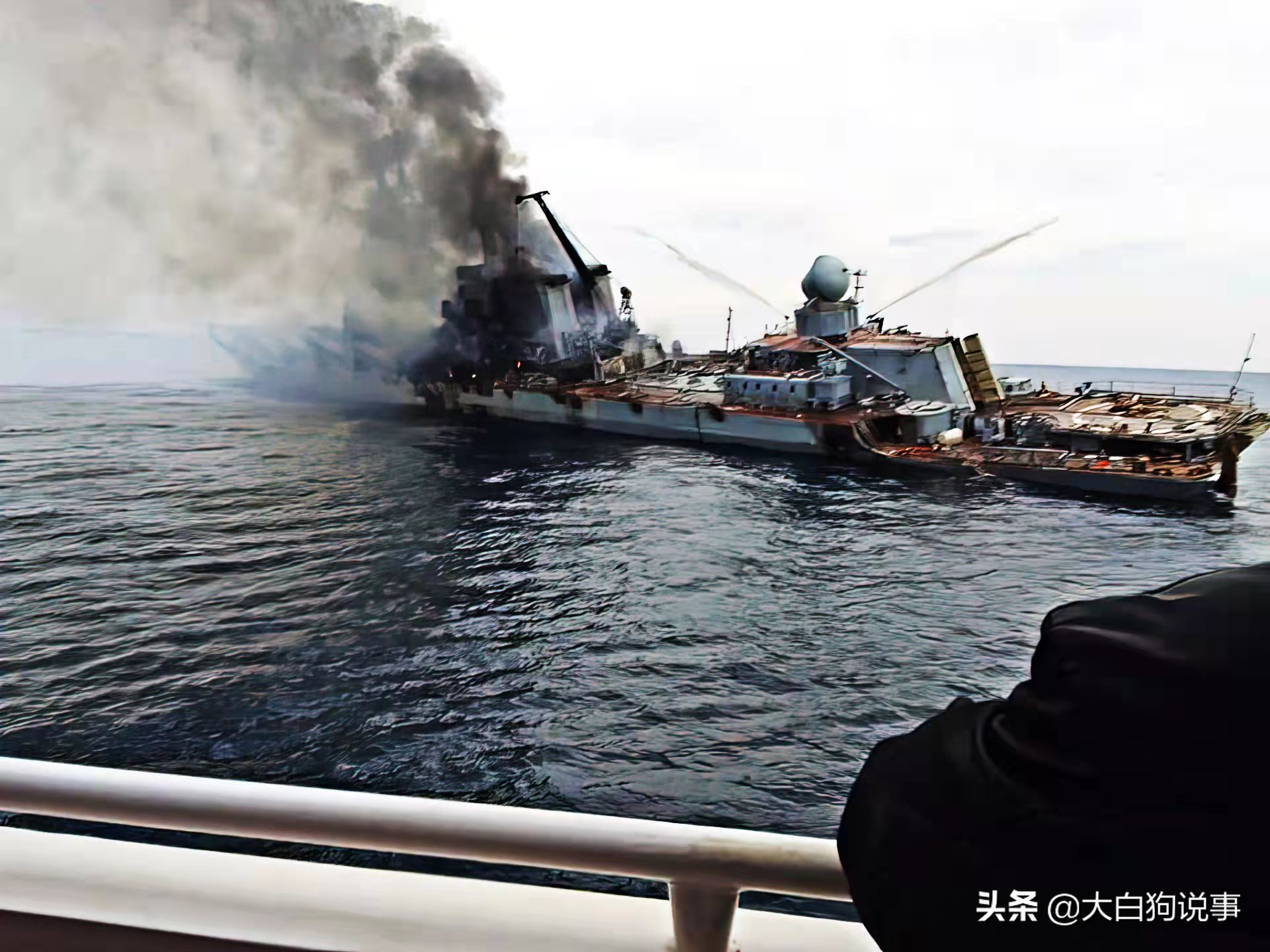 Ī˹�ƺ����ʱ���ع⣬���ŵ���������𣬽�ˮ�������ճ�û