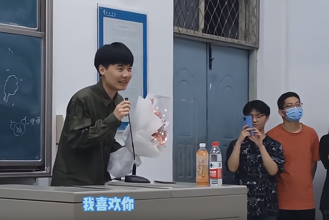 大学生手捧鲜花向心仪女生表白，引众人围观，温柔亲吻获网友点赞