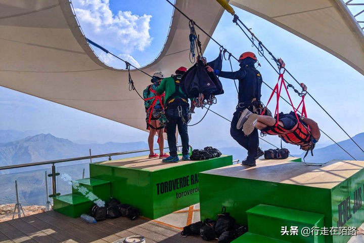 乌姆盖万(小国大能量：35万人口拥有1.6万家外企，加油127元自驾全国)