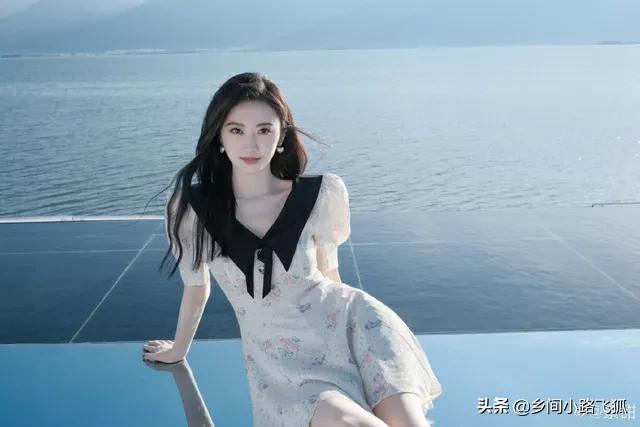 景甜晒甜美风生日写真大片 着连衣裙手拿鲜花夏日感满满