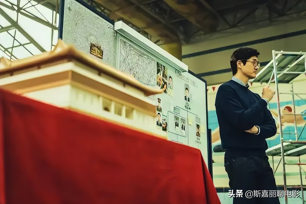 同样是人海战术，把《纸钞屋》和《鱿鱼游戏》对比，差距就出来了