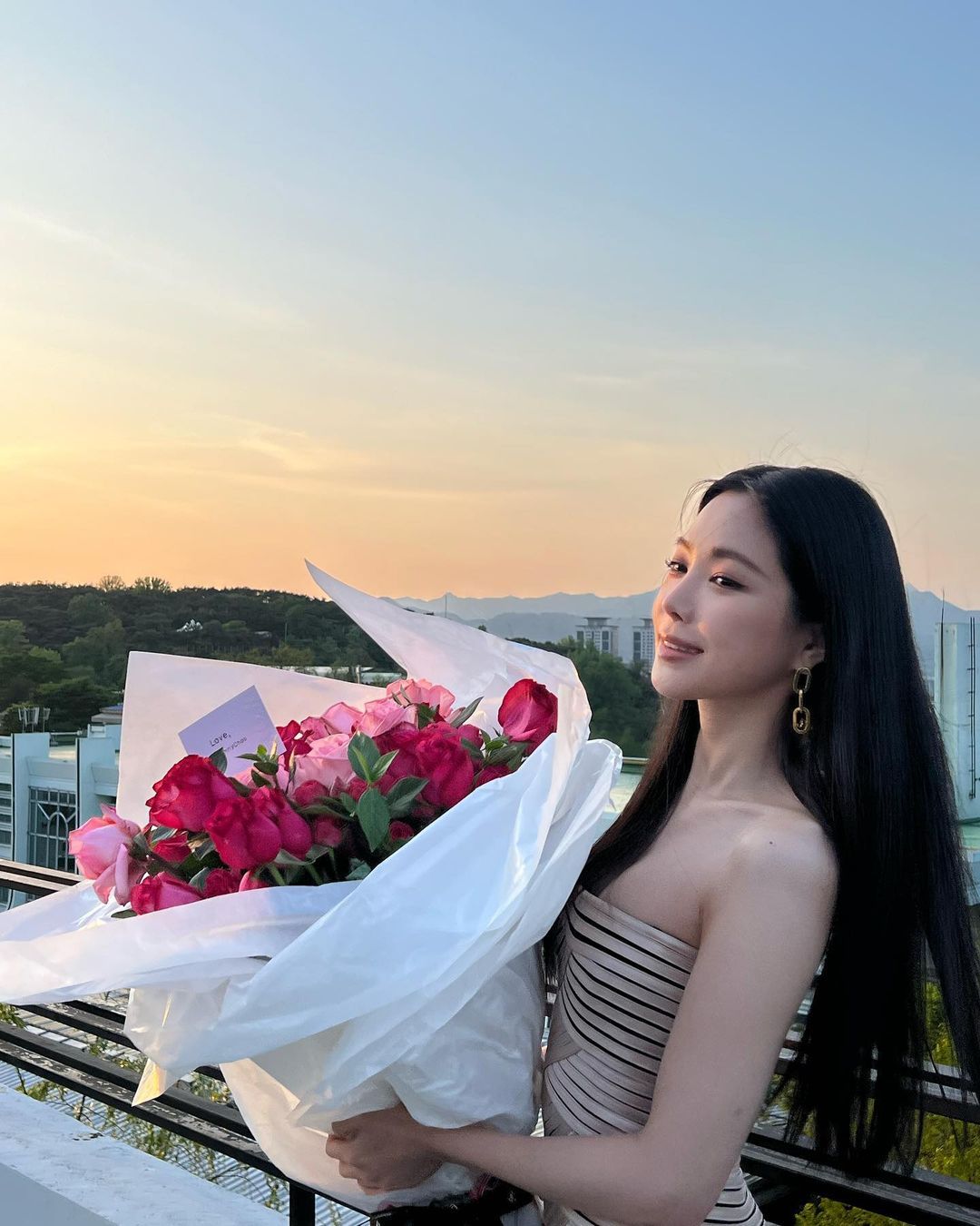 28岁孙娜恩晒近照,手持花束秀蚂蚁腰 51韩团 –