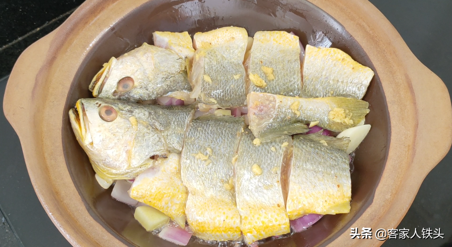 黄花鱼怎么做好吃又简单家常的做法（这样做，皮香肉嫩好吃过瘾）-第13张图片