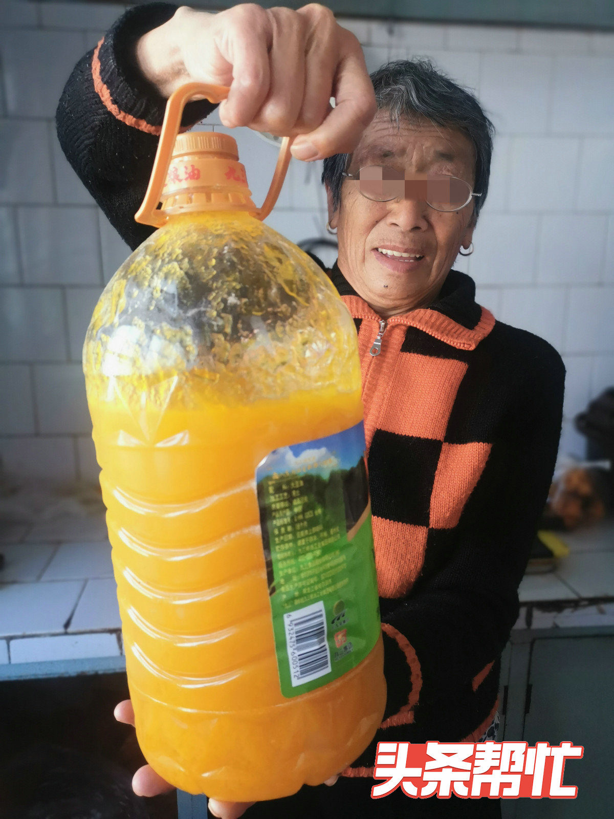 哈尔滨阿城区师院小区400余居民家嘎嘎冷，居民穿厚衣披棉被御寒，豆油冻成坨