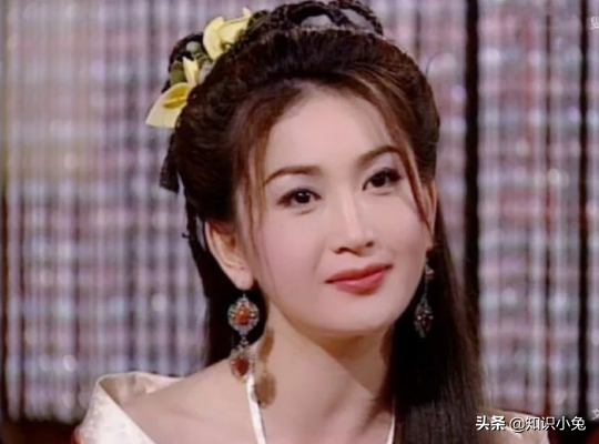 “不老女神”温碧霞与养子出游，12岁养子高大壮硕，被指太亲密