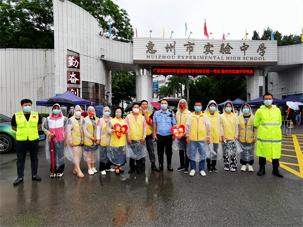 广东惠州：助力高考 志愿者在行动