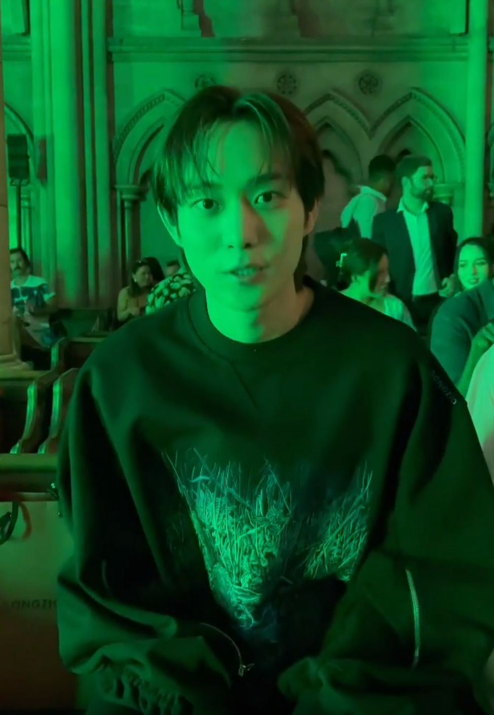 韩星出席时装周：泫雅男友辣眼，权志龙有“姨味”，朴宝剑头发油