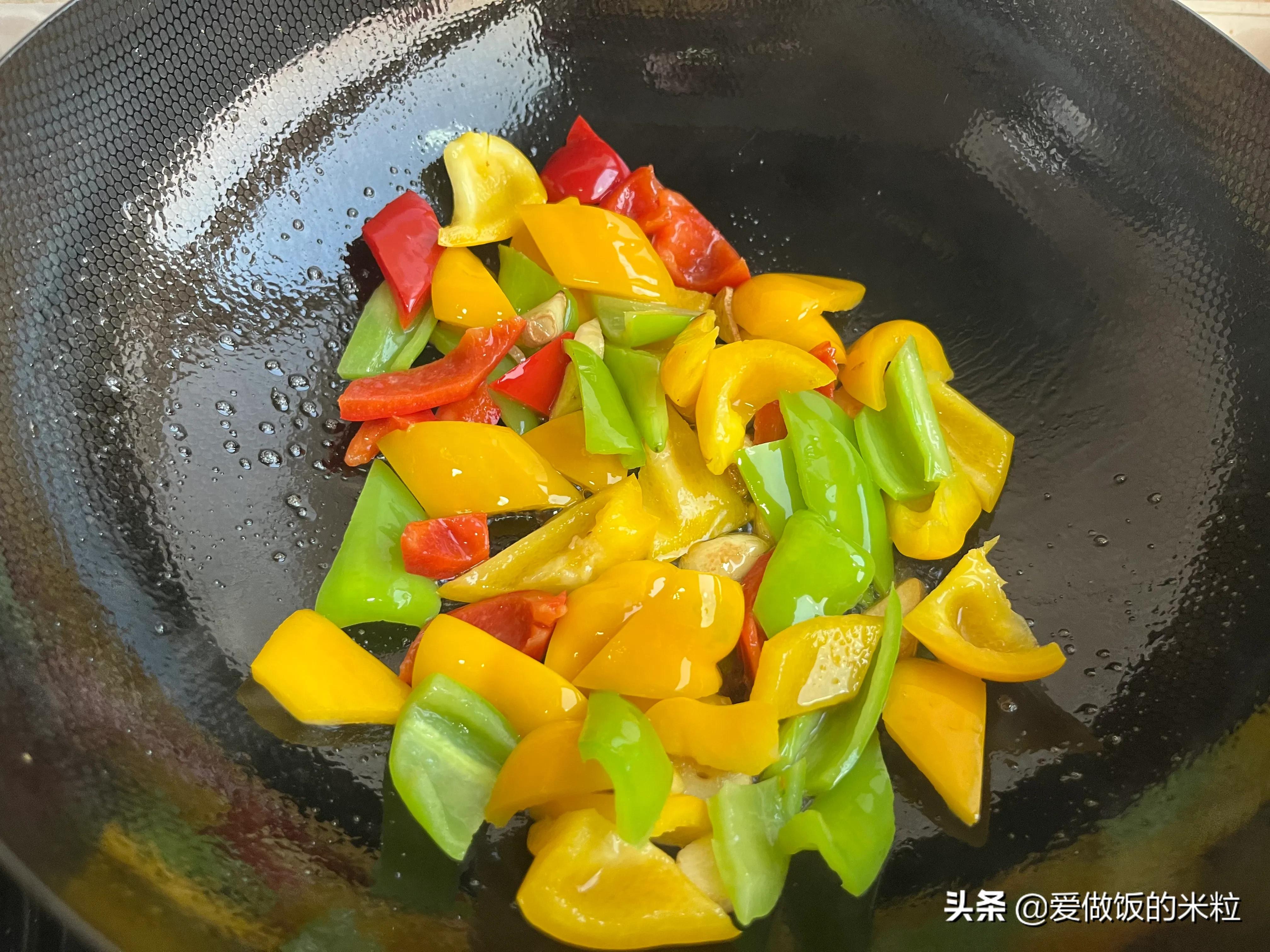 水果辣椒怎么做好吃（彩椒炒鸡蛋的烹饪教程）