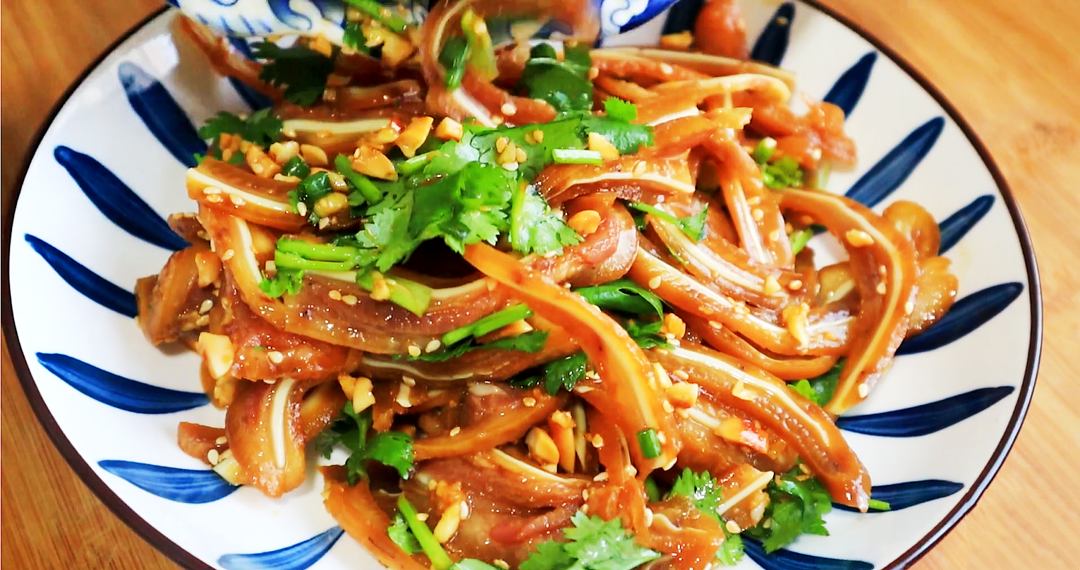 猪耳】所需食材:猪耳 葱姜蒜 八角 桂皮 香叶 花椒 辣椒 白芝麻,香菜