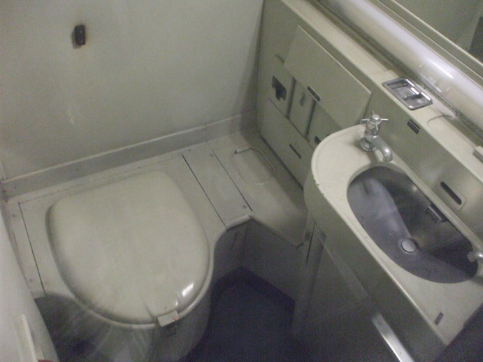 在飞机上如厕，粪便到哪里去了，真的是直接“空投”吗？