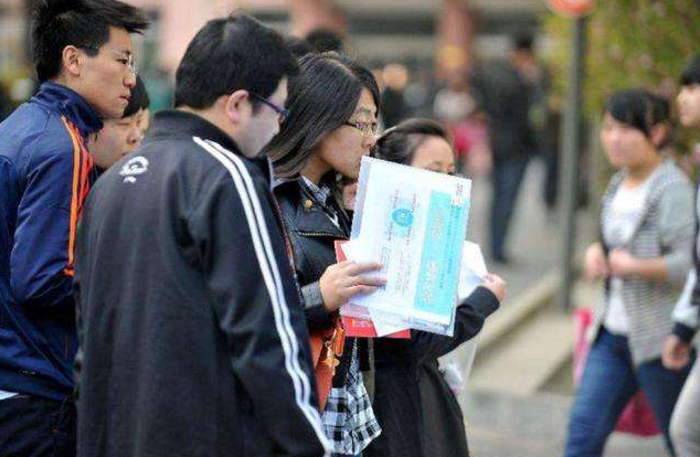 公务员考试不易，文科生却成“小能手”，这4个专业更能轻松上岸