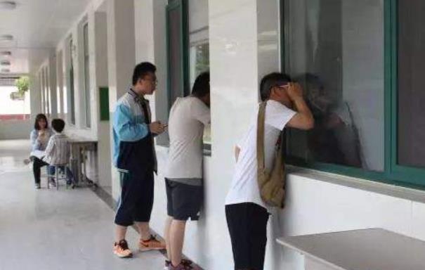 高考为啥规定用2B铅笔涂卡？看完电脑阅卷的样子，或许就明白了