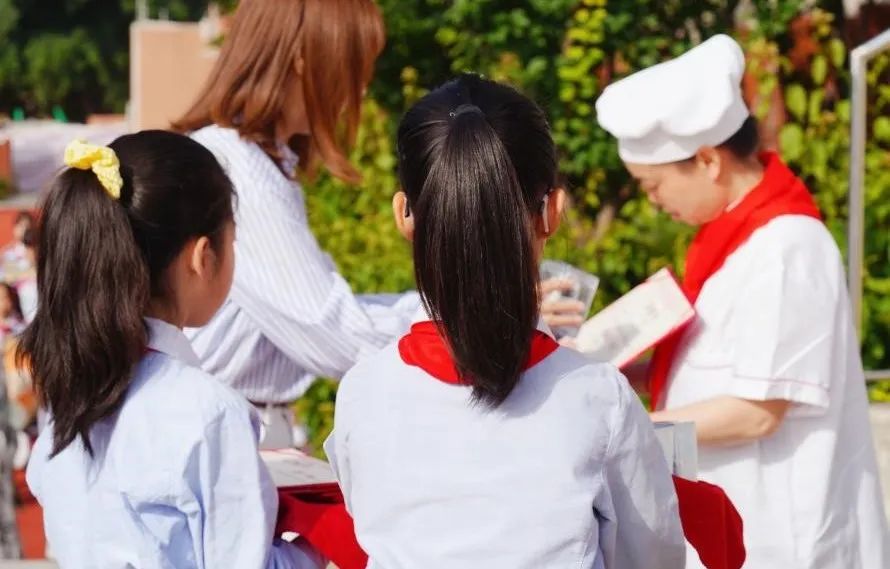 成都高新区中和小学开展“五一致敬最美劳动者”主题活动