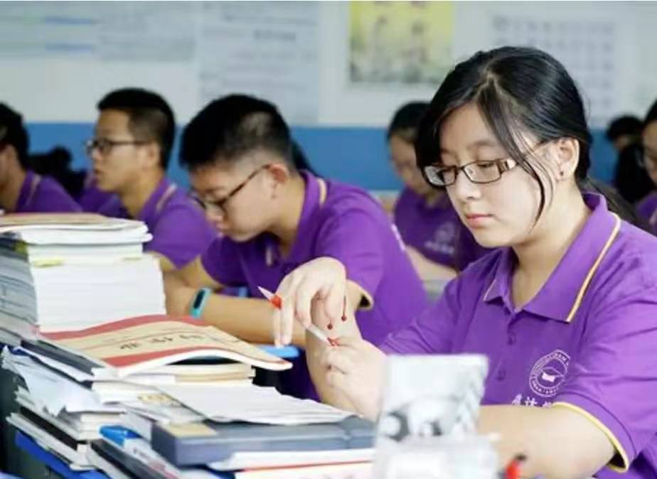 江苏省10强高中“诞生”，一本升学率极高，得到家长认可