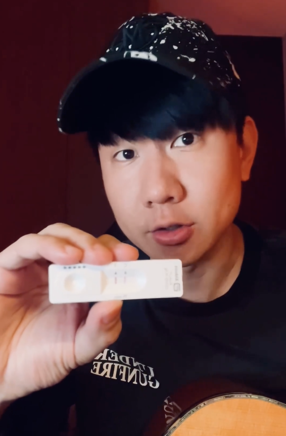林俊杰确诊新冠症状轻微，在新加坡确诊隔离，抱吉他唱歌鼓励自己