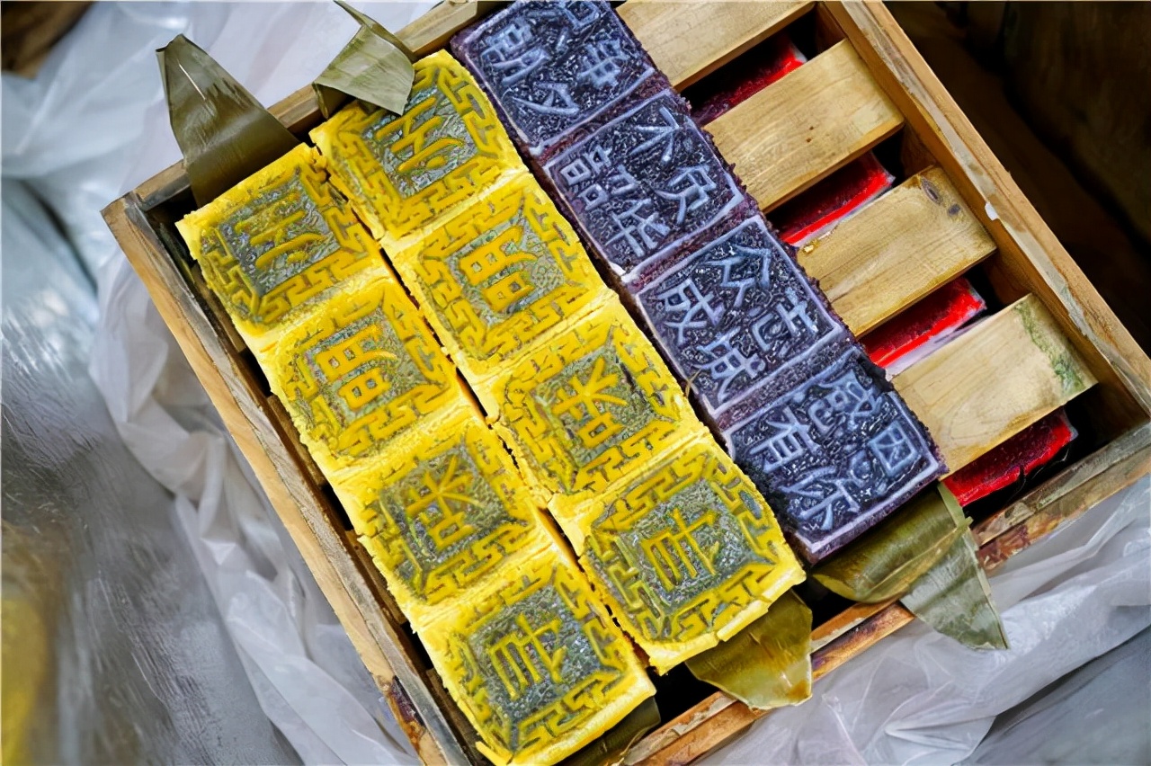 宁波有个很接地气的小吃，当地人定亲时必备，30块钱一盒，很美味