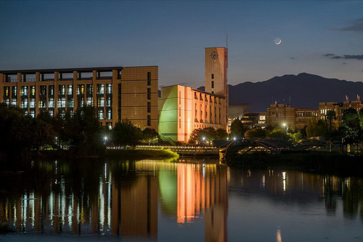 福建高校排行榜出炉，福州大学荣登榜首，厦门大学却沦为第二