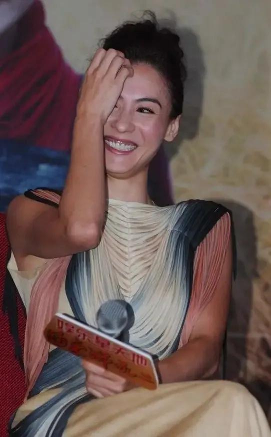 明明是绝色，怎么拍出这么丑的照片，妆容难看，用的是丑颜相机吗