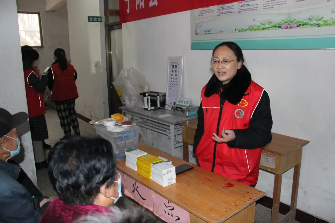 【志愿服务关爱行动】义诊入村送医药，百姓都把赞来点