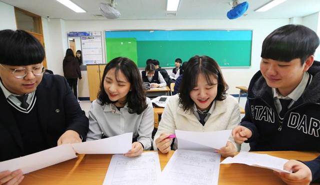 1977年高考试卷曝光，难度出人意料，高中生表示“过于简单”