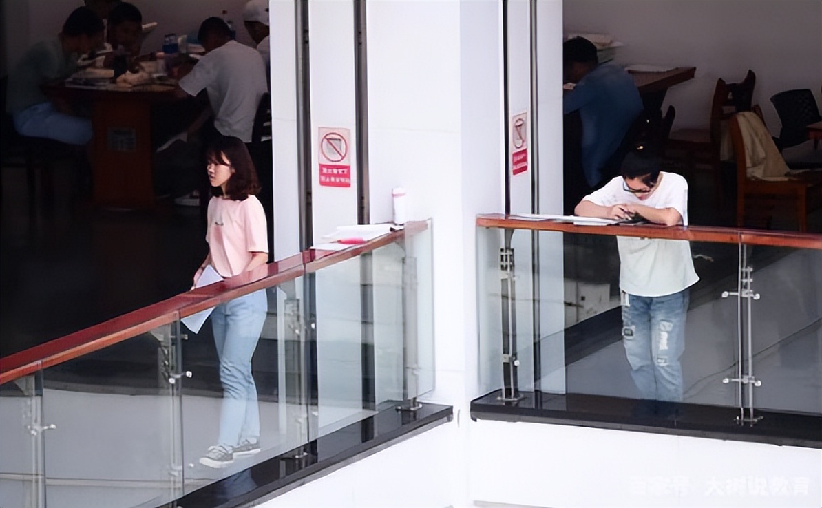 一张清华教室实拍图流出，“内卷严重”谁的错？被嘲高学历低素质