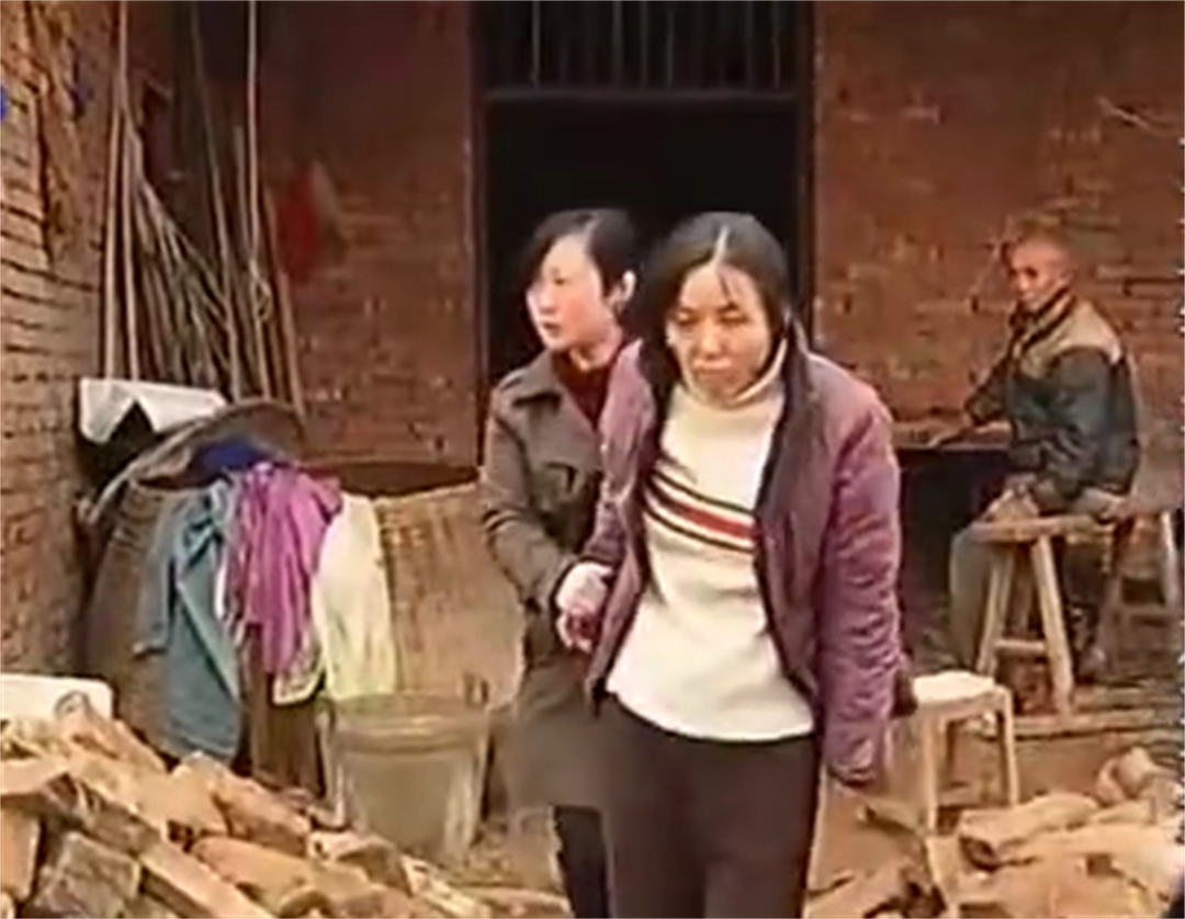 1995年的四川，老汉花120元买下女大学生，二人竟同住猪圈17年