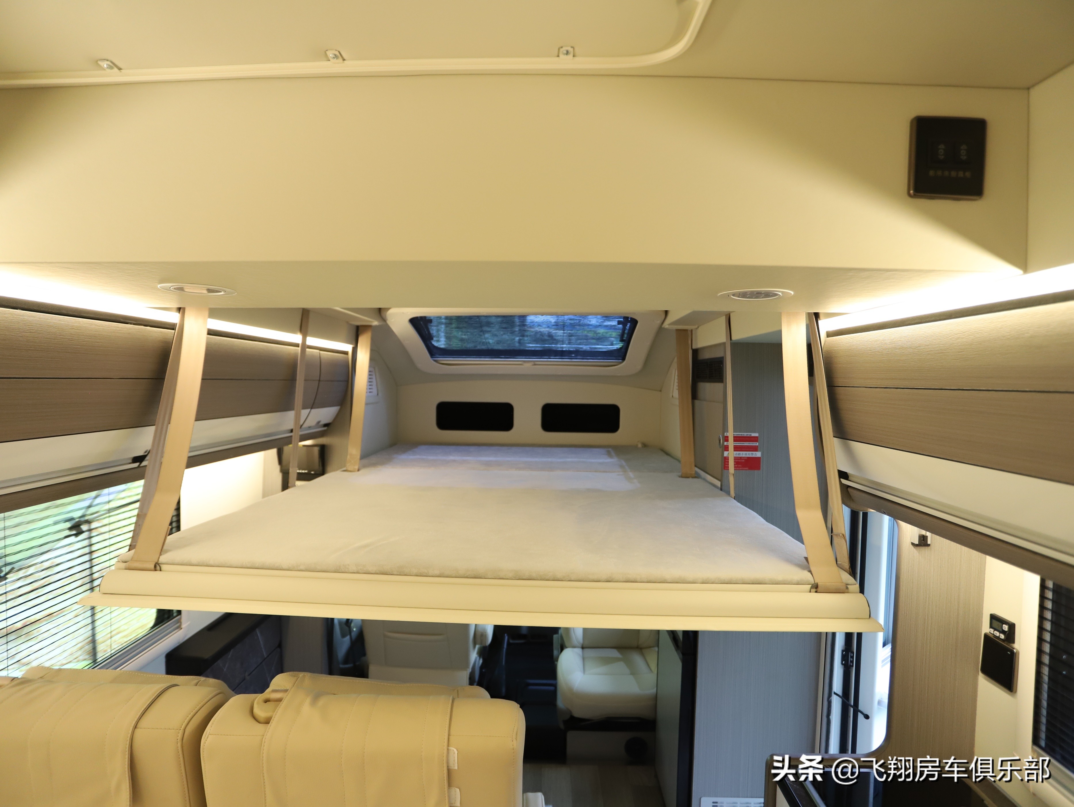 房车内的实用设计,尺寸1.3*2.0米的浪漫,舒适,宽敞的升降吊床