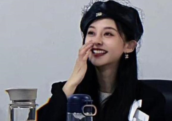 安徽某大学女教师走红，穿衣风格酷似“司藤”，却被怀疑另有目的