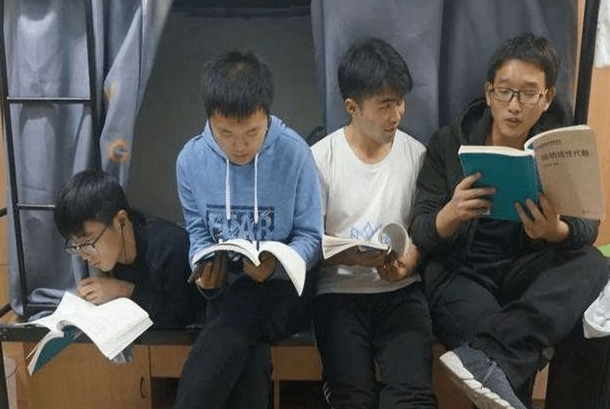 大学宿舍中不招人喜欢的室友，遇到一个就想换寝室，你遇到过吗？