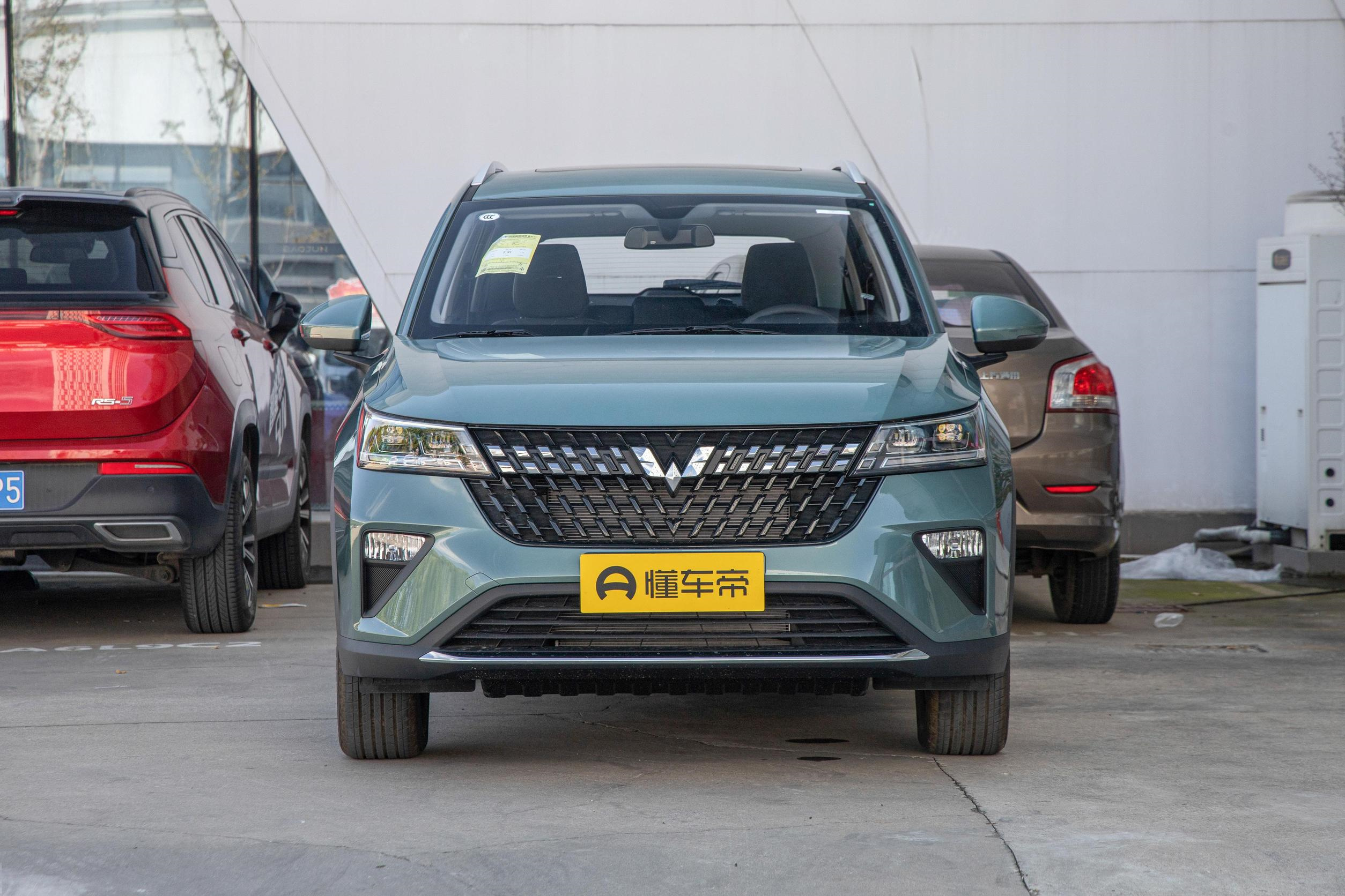 致不想卷的年轻人：入门5.68万的5座SUV，省油省心，五菱星驰