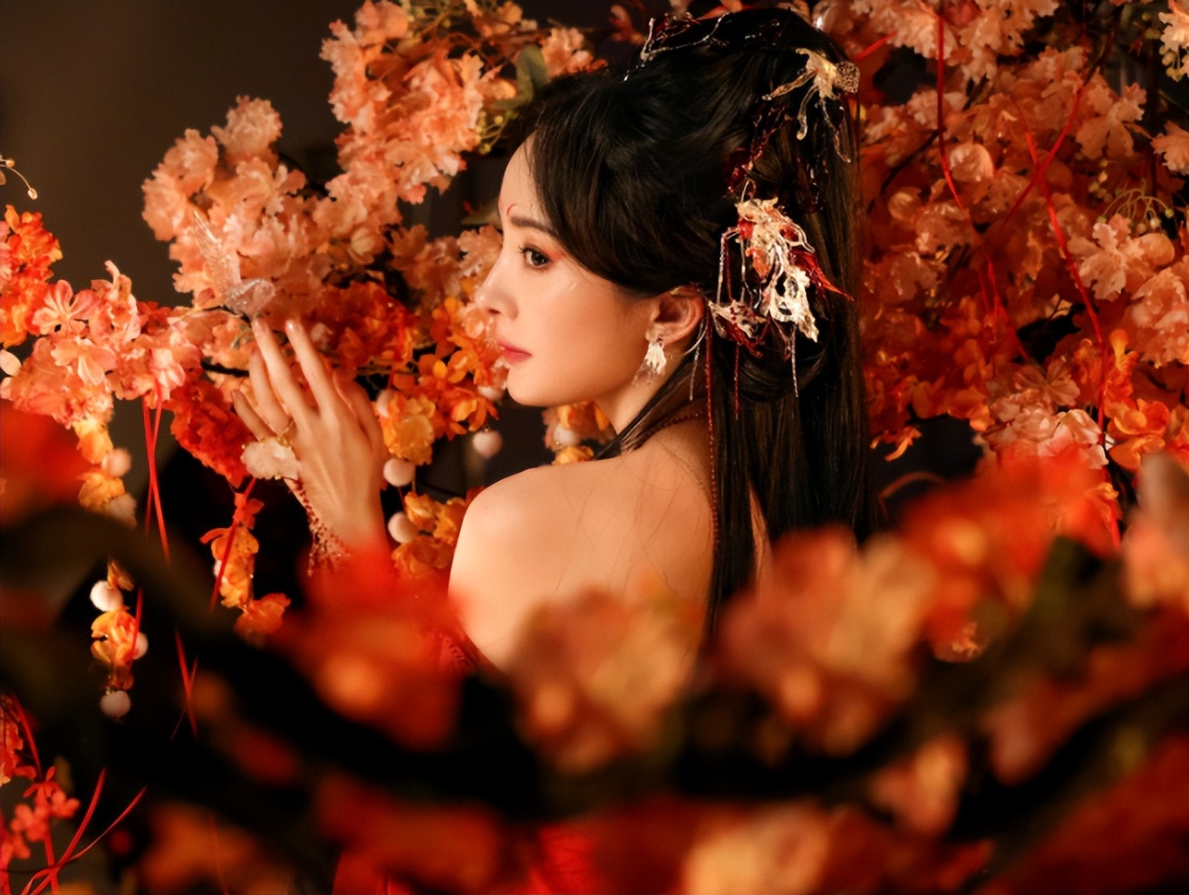 杨幂狐妖造型释出，首次尝试妖狐妆媚眼如丝超惊艳，大长腿好吸睛