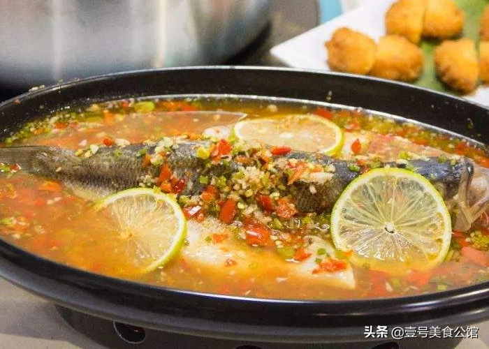 泰式风味青柠蒸鲈鱼，蒜香浓郁，鲜酸微辣，吃一次念念不忘