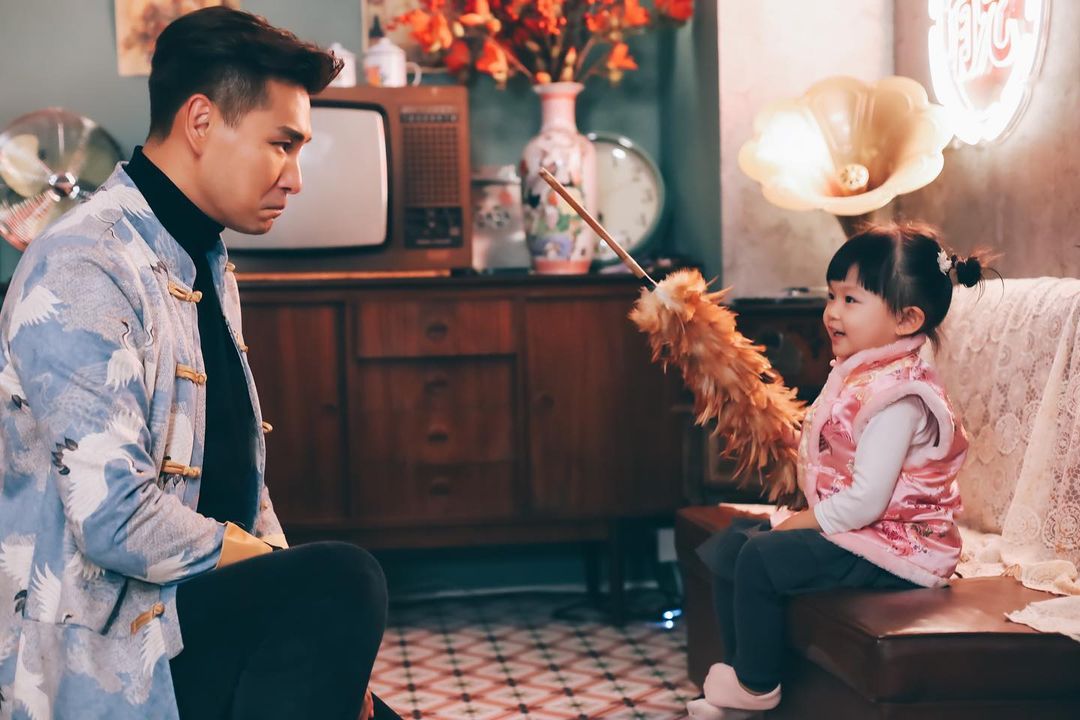 陈展鹏一家三口穿亲子装贺年 父女俩演出「开年剧」