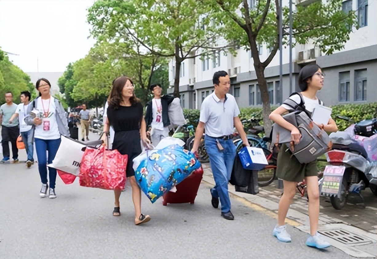 学生被“名校”录取，父亲兴奋发圈晒通知书，班主任却让赶紧删？