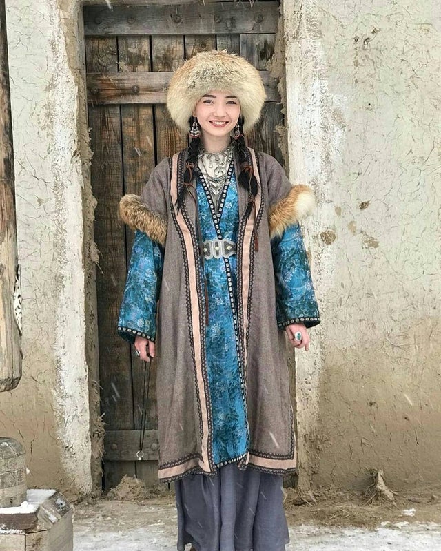 30张罕见的照片，巨石强森、奥尼尔、姚明比身高，巨石身高195cm