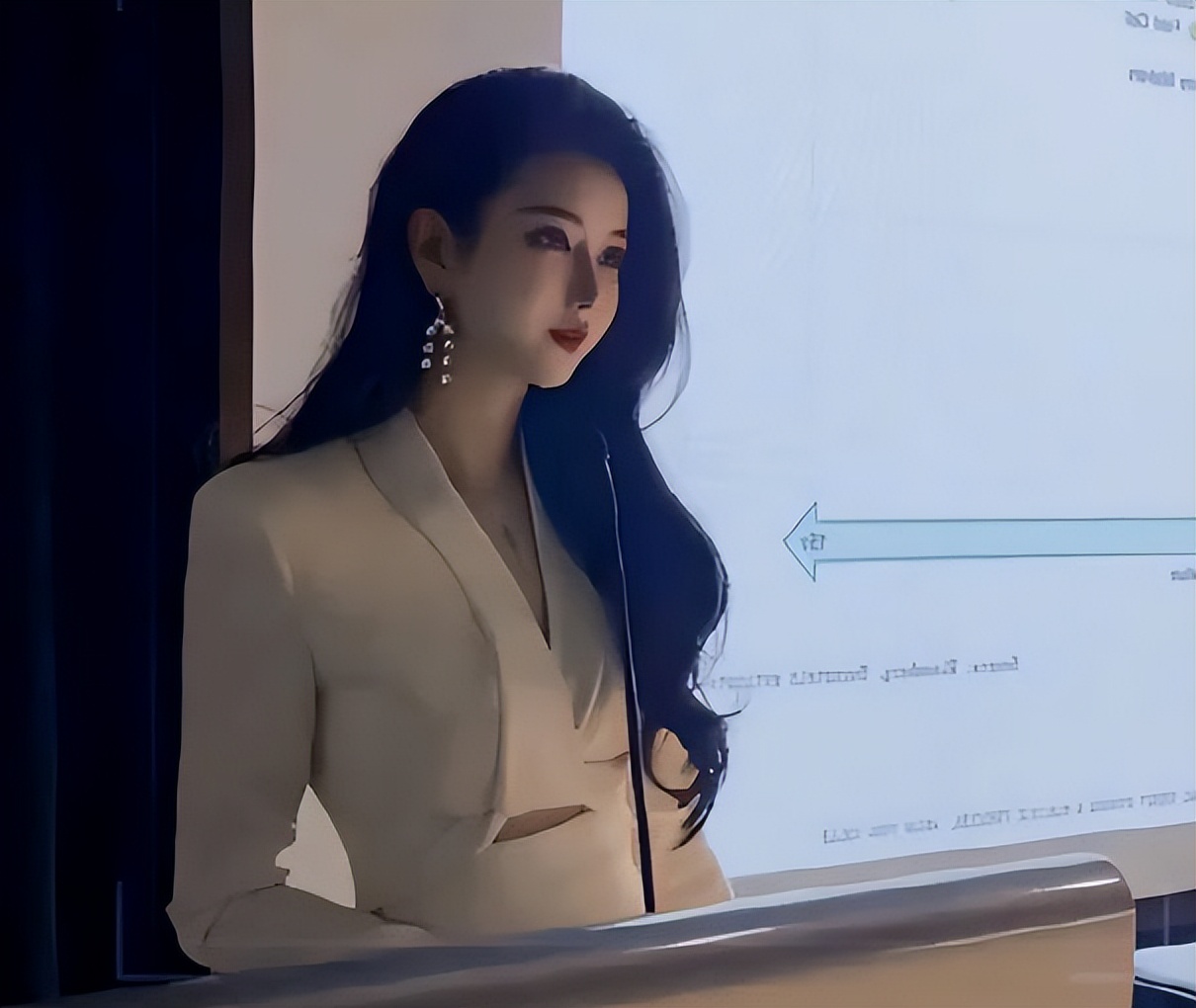 女大学老师酷似“港风女神”，学生上课争先恐后